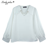 Lady Plus เสื้อคอวีแต่งไข่มุขแขนยาว | V-Neck Long Sleeve Blouse สีขาว
