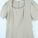 Dress Code เดรสคอเหลี่ยมแขนสั้น | Square Neck Short Sleeve Dress สีเบจ
