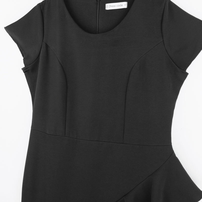 Dress Code เดรสกระโปรงแต่งระบายเฉียง | Sleeveless Ruffle Dress สีดำ