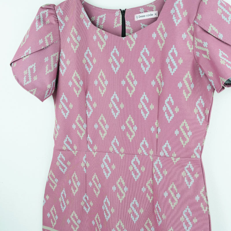 Dress Code เดรสแขนกลีบบัวพิมพ์ลายเชิง | Print Dress with Short Sleeves สีชมพู
