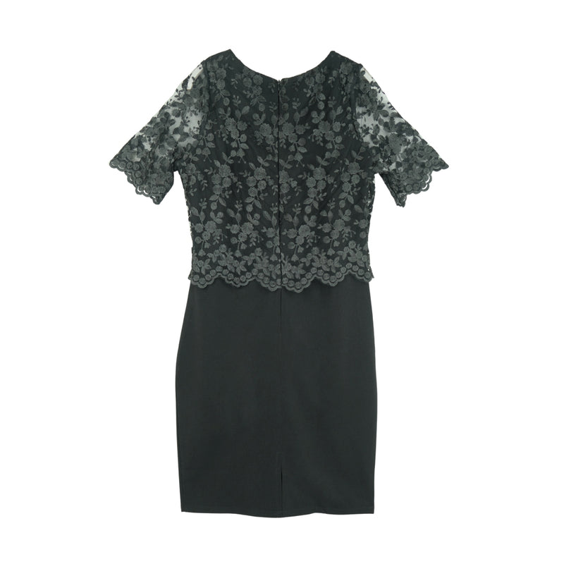 Dress Code เดรสลูกไม้แขนสั้นกระโปรงสีพื้น | Lace Dress with Short Sleeves สีดำ