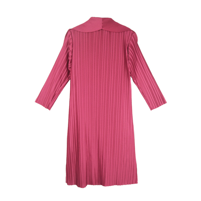 Dress Code เดรสอัดพีทปกพับ | Pleated Dress with Collar Detail สีแดง