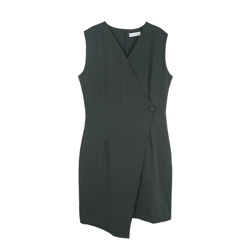 Dress Code เดรสคอวีแขนกุดแต่งกระดุม | V-Neck Dress with Button Detail สีดำ