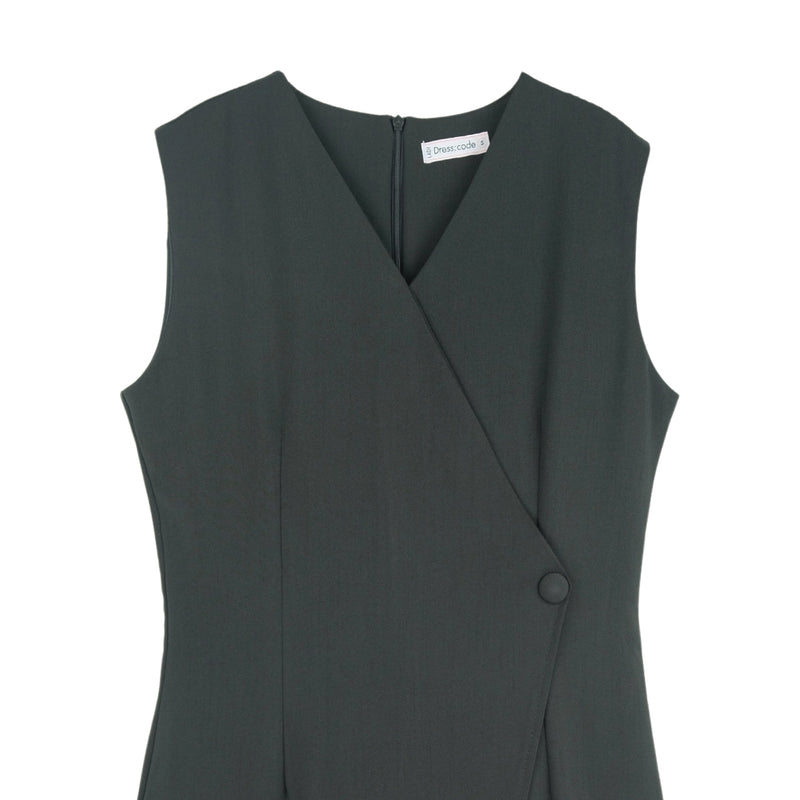 Dress Code เดรสคอวีแขนกุดแต่งกระดุม | V-Neck Dress with Button Detail สีดำ