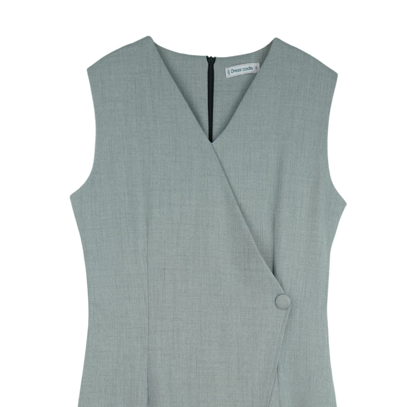 Dress Code เดรสคอวีแขนกุดแต่งกระดุม | V-Neck Dress with Button Detail สีเทา