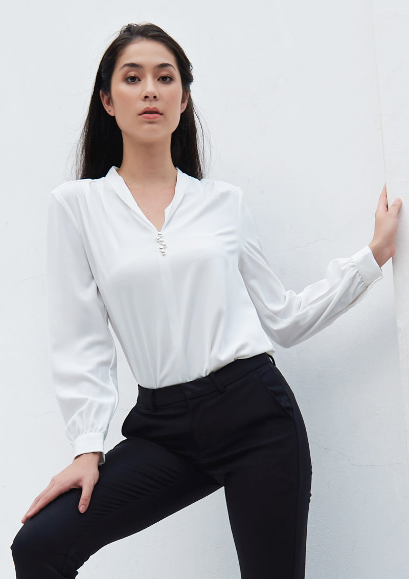 Lady Plus เสื้อคอวีแต่งกระดุมมุขแขนยาว | Long Sleeve V-Neck Blouse with Pearl Buttons (5158496469132)