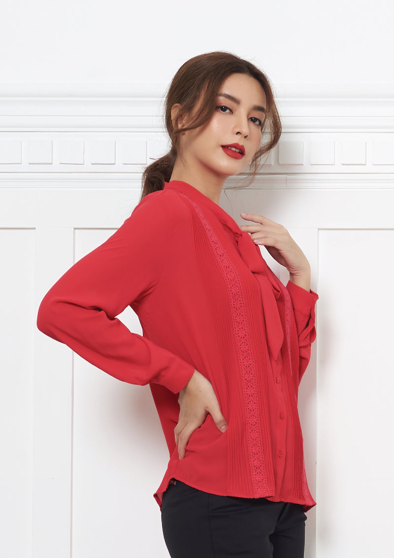 Lady Plus เสื้อเชิ๊ตคอผูกโบว์แต่งลูกไม้ | Bow Shirt with Lace สีแดง