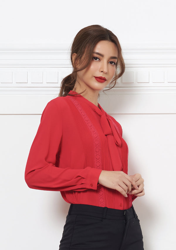 Lady Plus เสื้อเชิ๊ตคอผูกโบว์แต่งลูกไม้ | Bow Shirt with Lace สีแดง