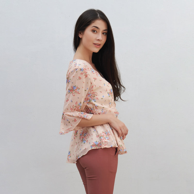 Lady Plus เสื้อชีฟองลายดอกไม้คอวีแต่งระบาย | Floral Print Ruffle Blouse with V-Neck สีพีช